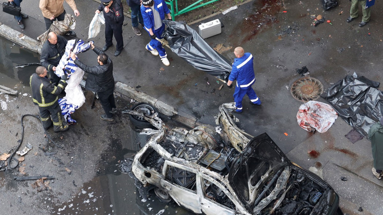 عمال الجنازة يحملون جثمان رجل قُتل في انفجار في بالاشيخا منطقة موسكو (فرانس برس)