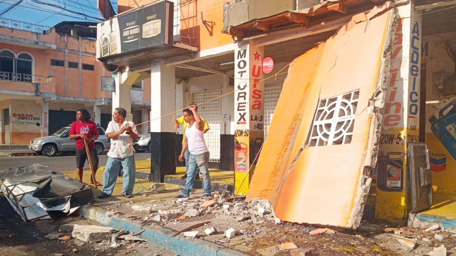 متجر متضرر بعد الزلزال الذي ضرب مدينة إزميرالداس، الإكوادور (فرانس برس)