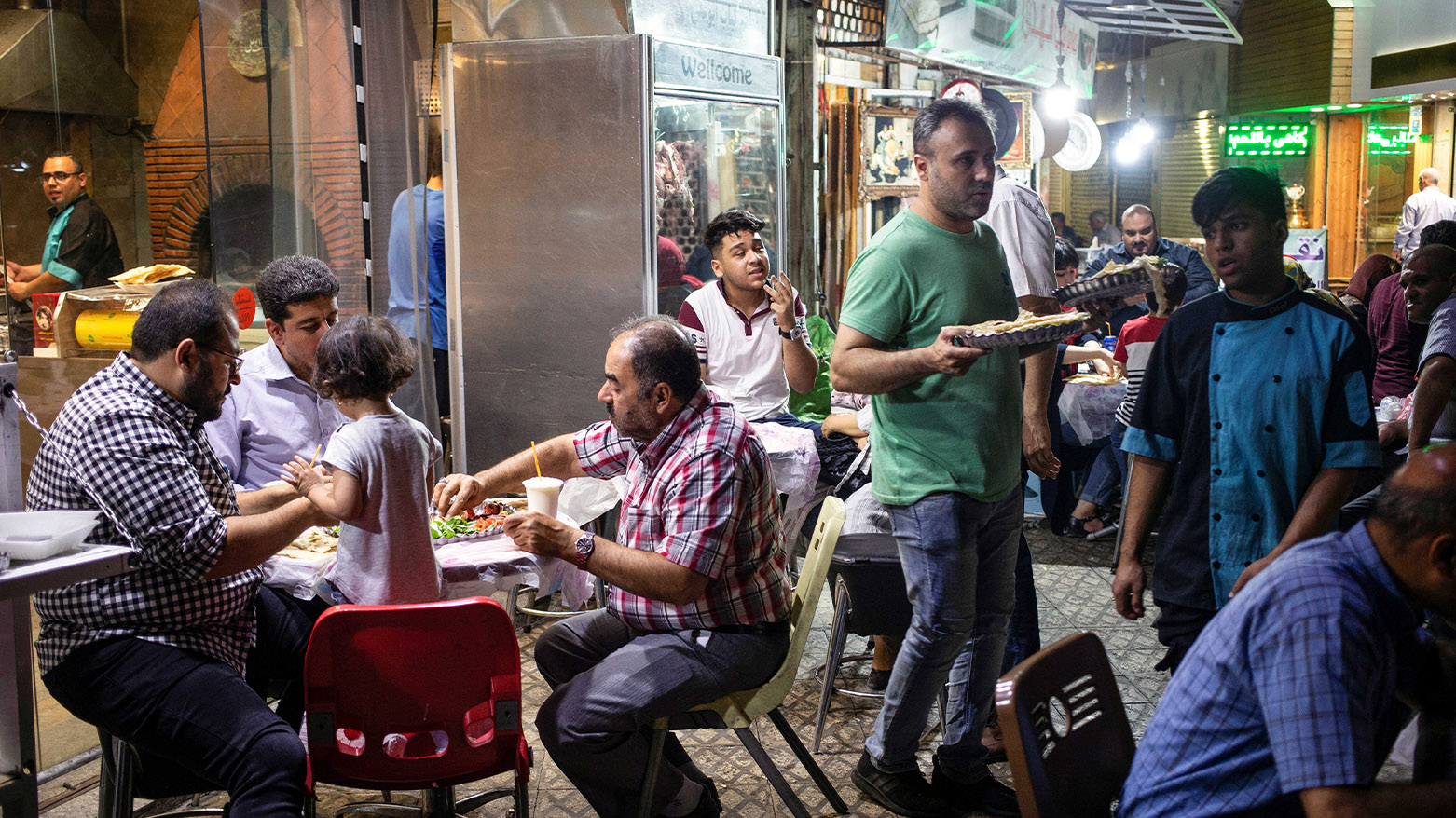 ژمارەیەک هاووڵاتی لە خواردنگەیەکی عێراقی