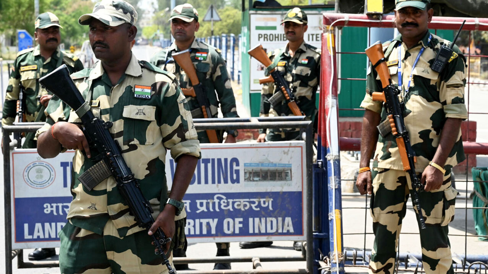 جنود من قوة أمن الحدود الهندية يقفون حراساً عند معبر واجا الحدودي مع باكستان (فرانس برس)
