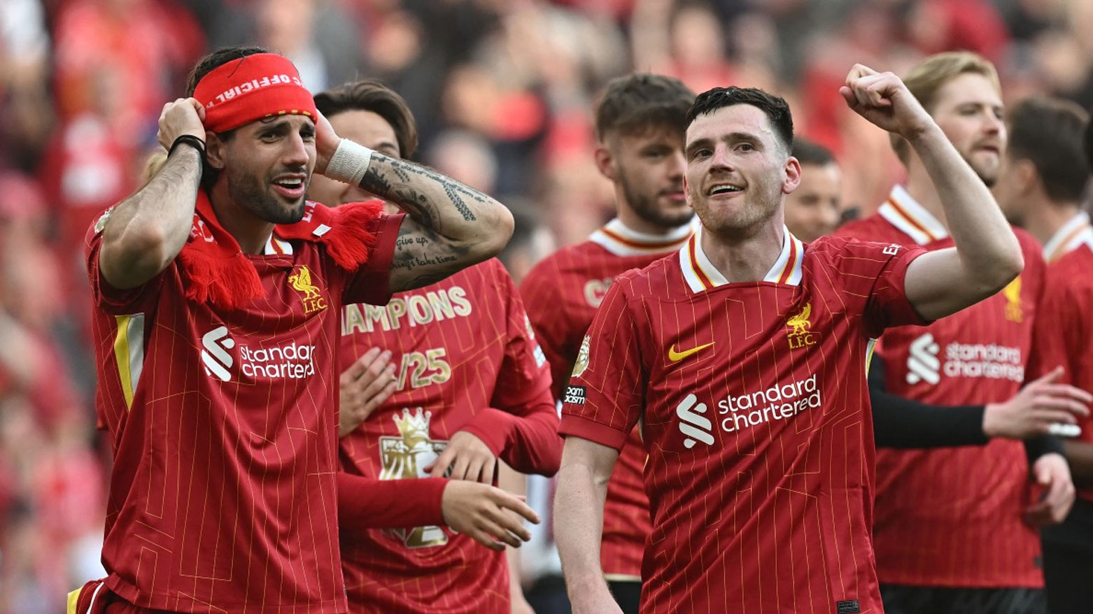 لاعبون من ليفربول يحتفلون بتحقيق فريقهم لقب الدوري الإنكليزي (فرانس برس)