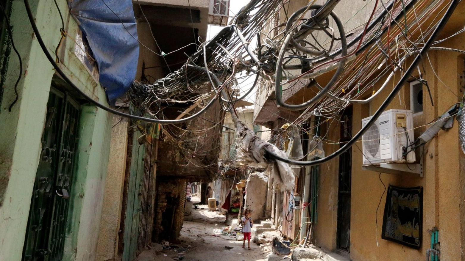 Electrical wires run between homes in Baghdad’s Murabaa neighborhood, April 27, 2021. (Photo: AFP)