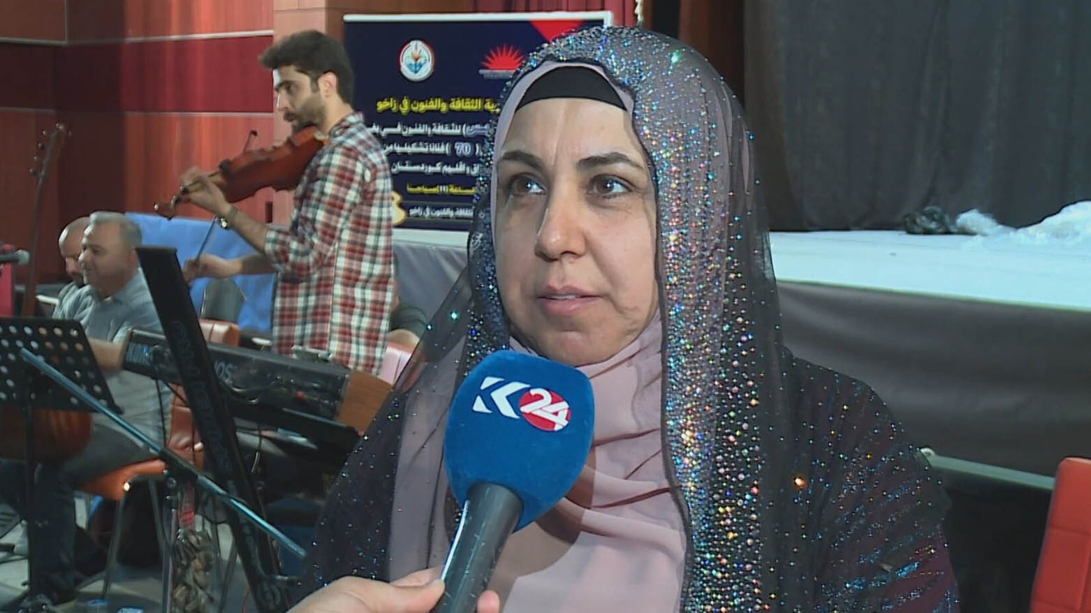شەهریبانا کوردی چەند گۆرانییەکی فولکلۆر له‌ زاخۆ بۆ هەوادارانی دەچڕێت