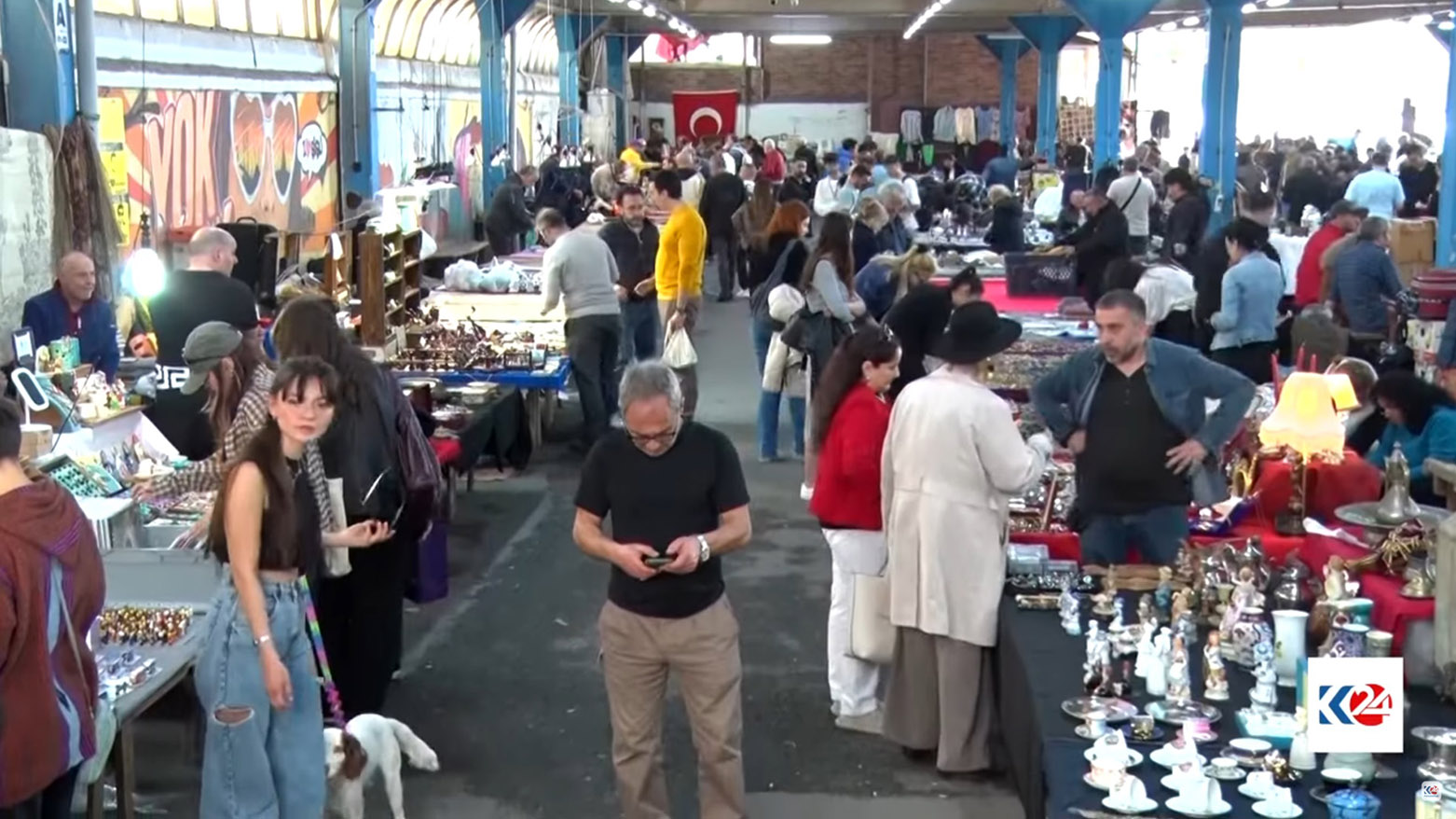 Li bazara entîkeyan ya Stenbolê gelek şopên kurdî tên dîtin