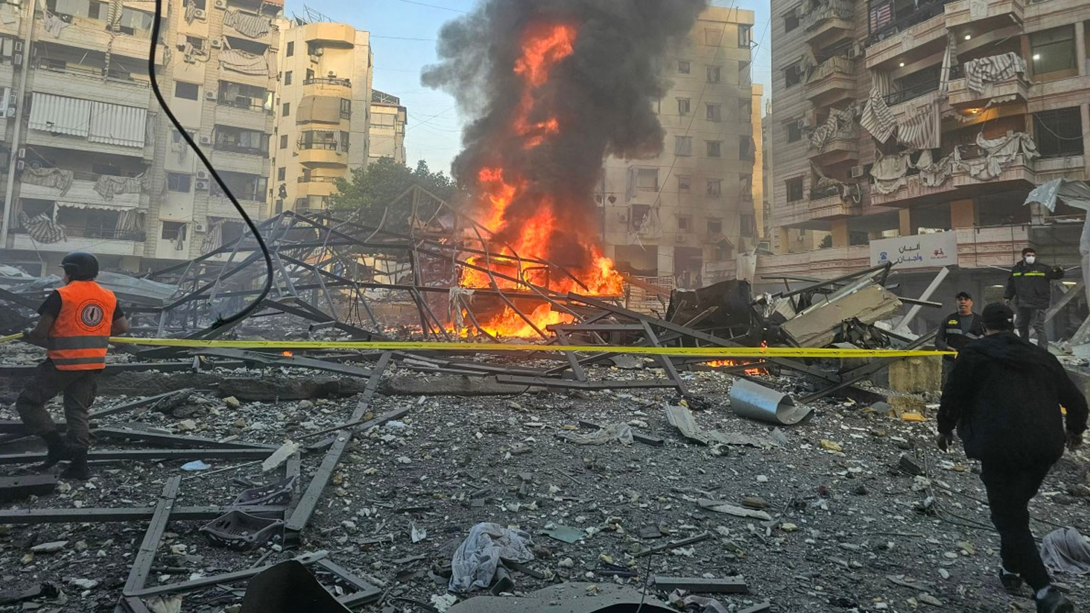 فرق الطوارئ اللبنانية تطوق محيط حريق في موقع الغارات الإسرائيلية (فرانس برس)