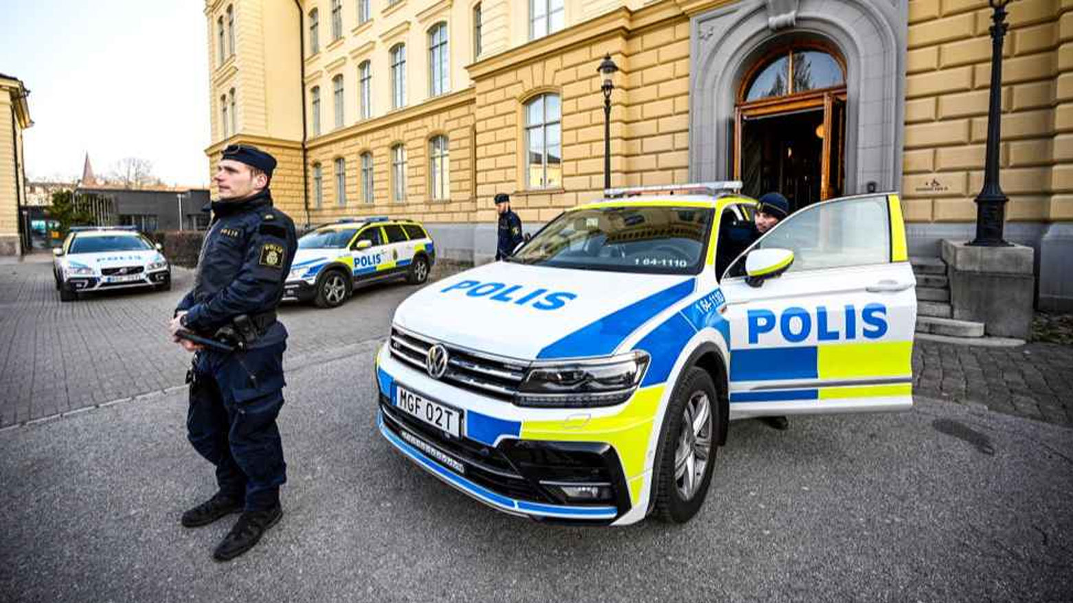 عنصر من الشرطة السويدية (وكالات)
