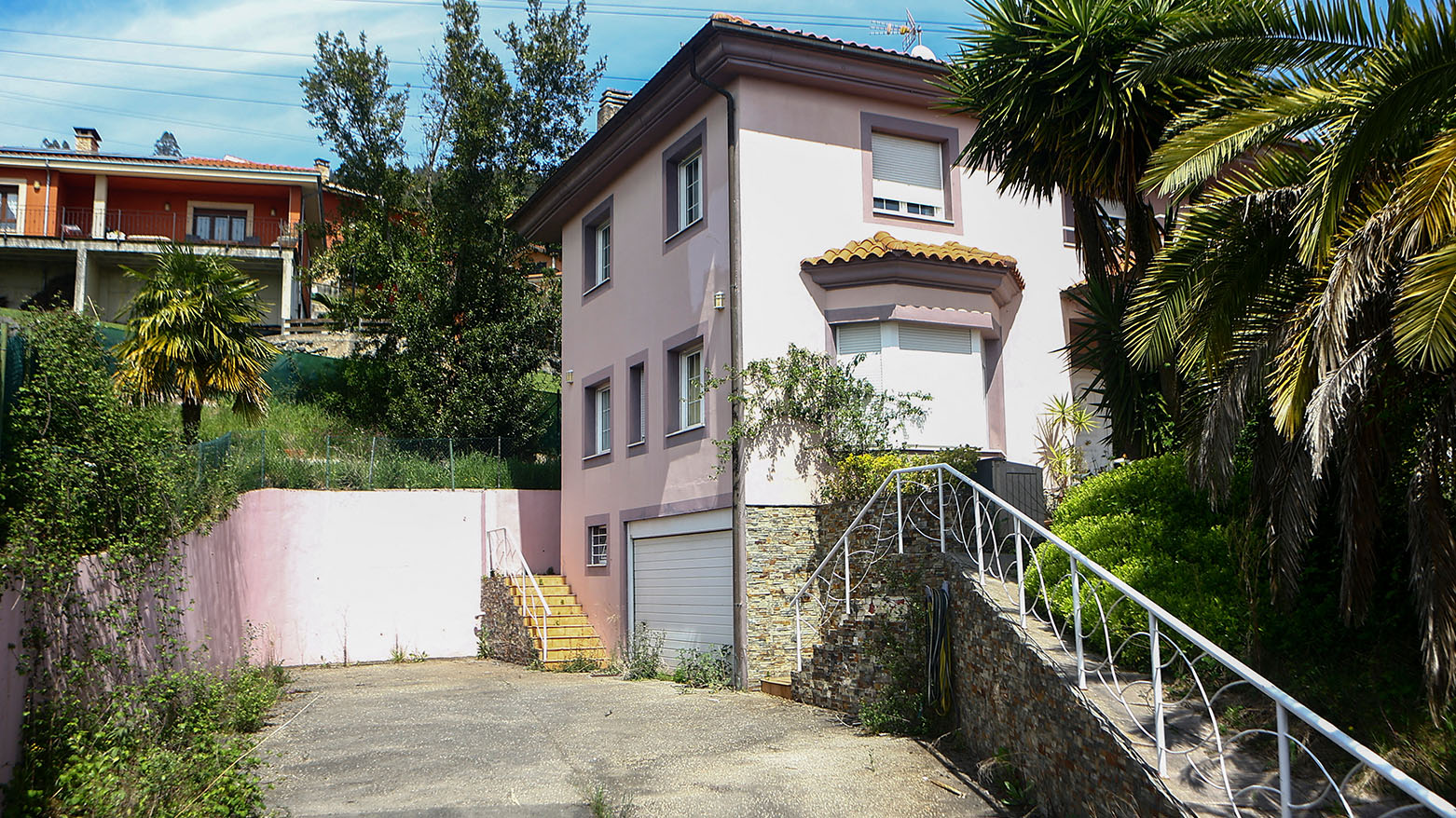 توقيف زوجين احتجزا أطفالهما لأكثر من ثلاث سنوات داخل منزل في إسبانيا