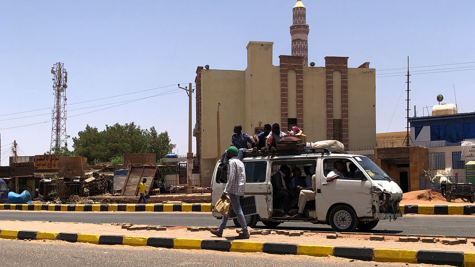 قوات الدعم السريع تقصف القصر الجمهوري في الخرطوم بمدفعية بعيدة المدى