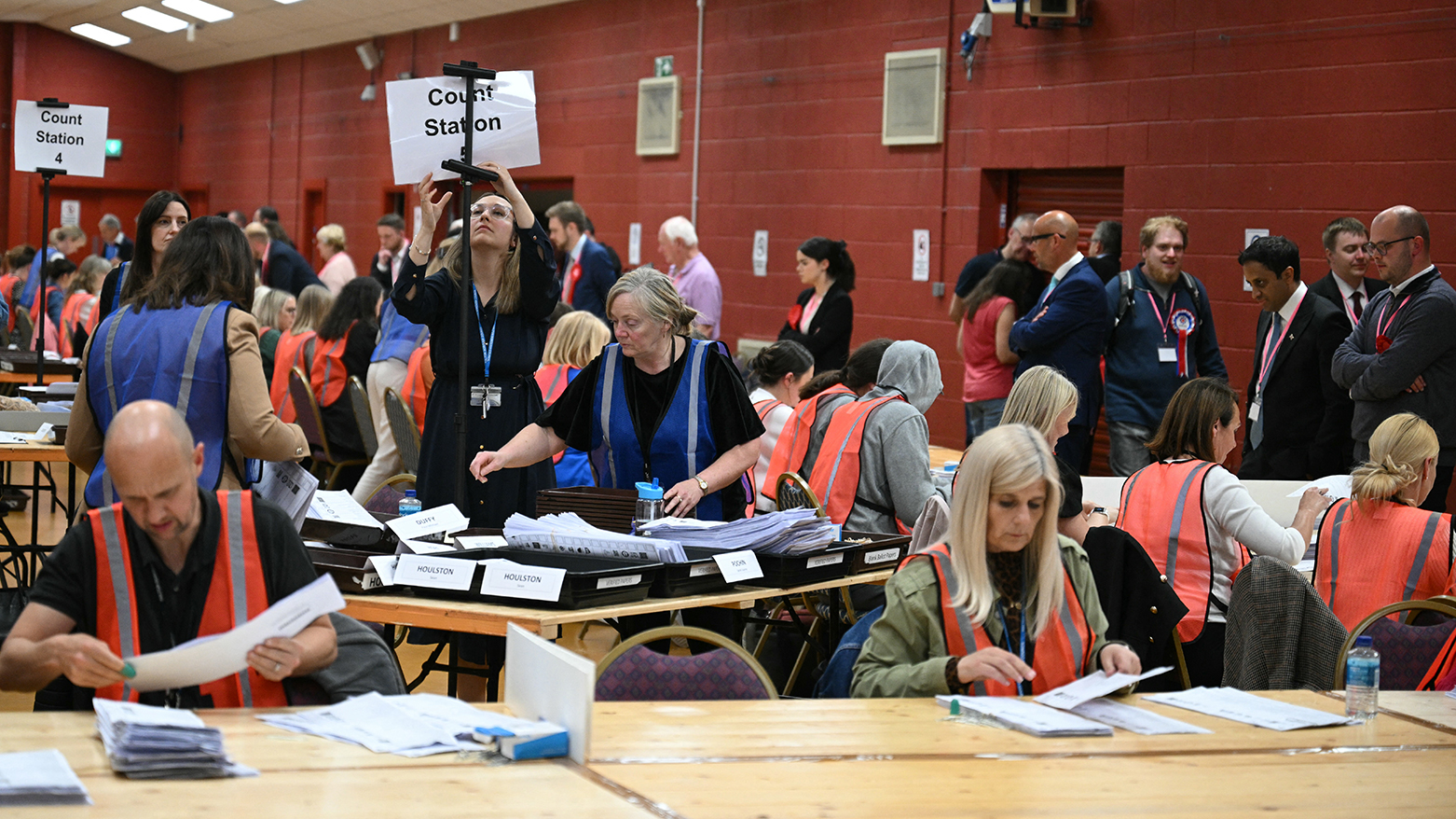 اليمين المتطرف يفوز بالانتخابات المحلية في المملكة المتحدة ويسدد ضربة لستارمر