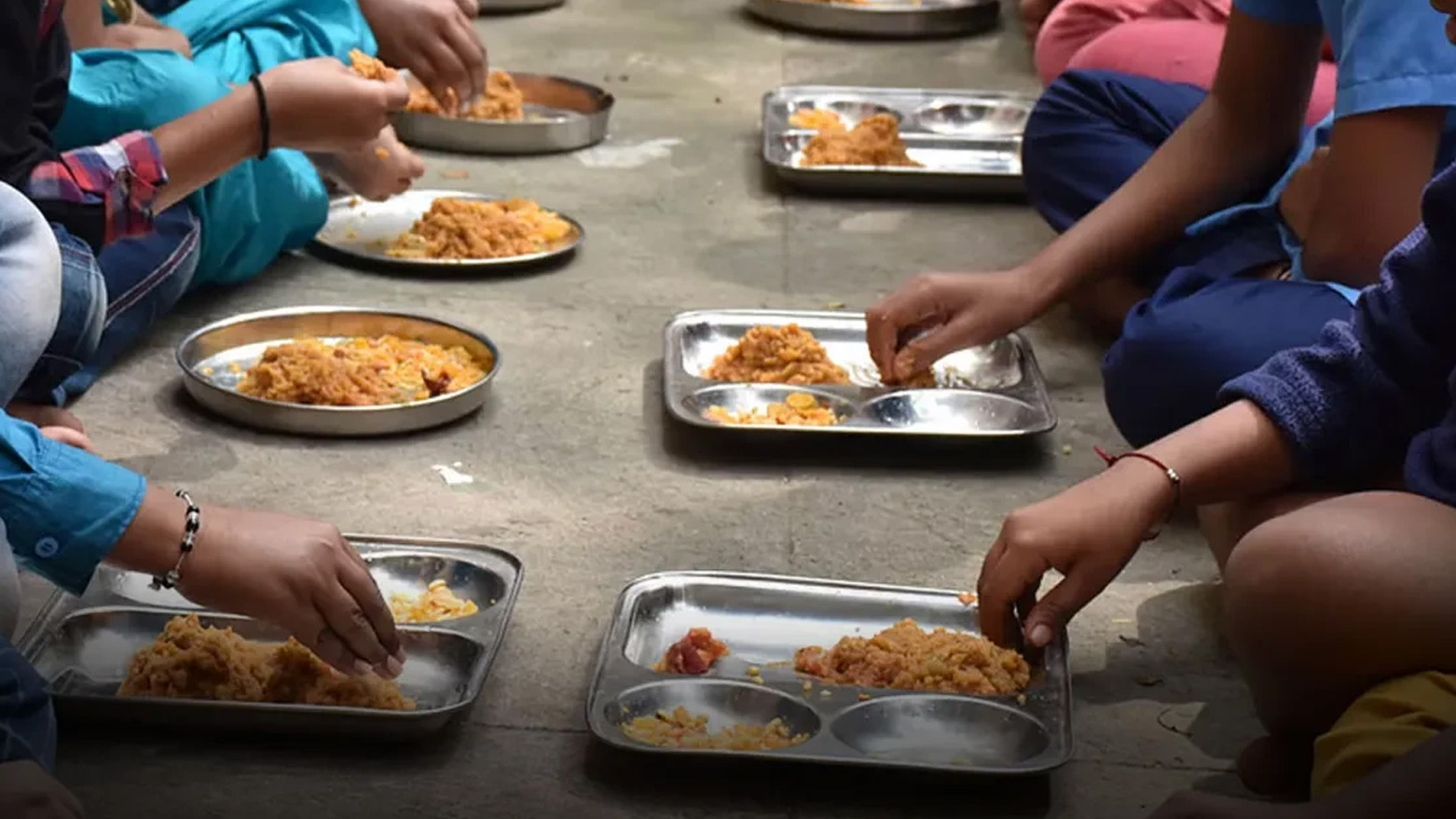 Hindistan'da okul yemeğinden "yılan" çıktı