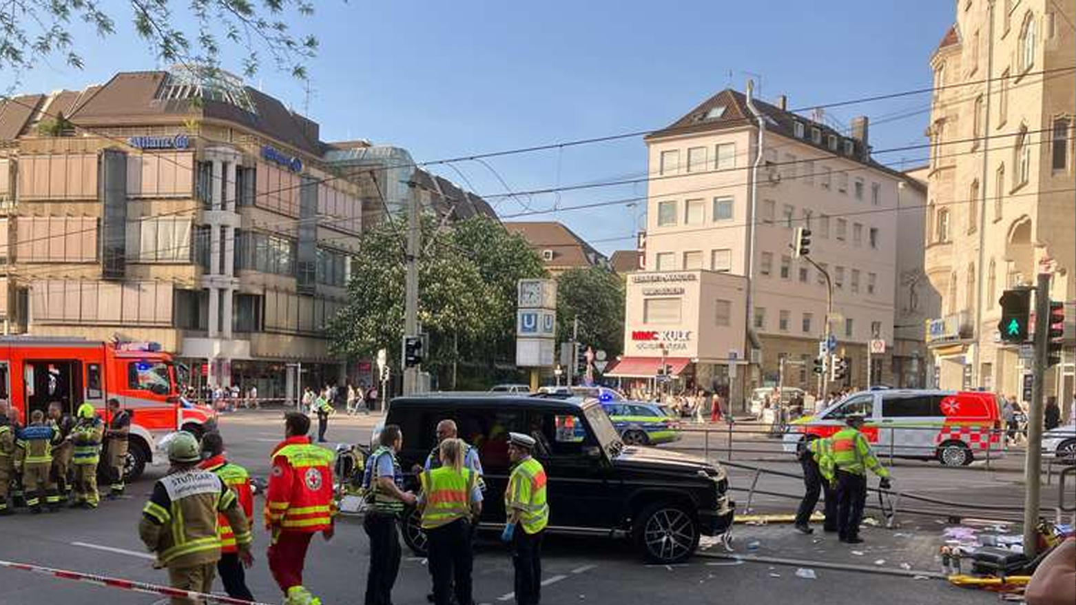 ئەڵمانیا.. کەسێک بە ئۆتۆمبێل بە نێو خەڵکی کەوت و قوربانی هەیە