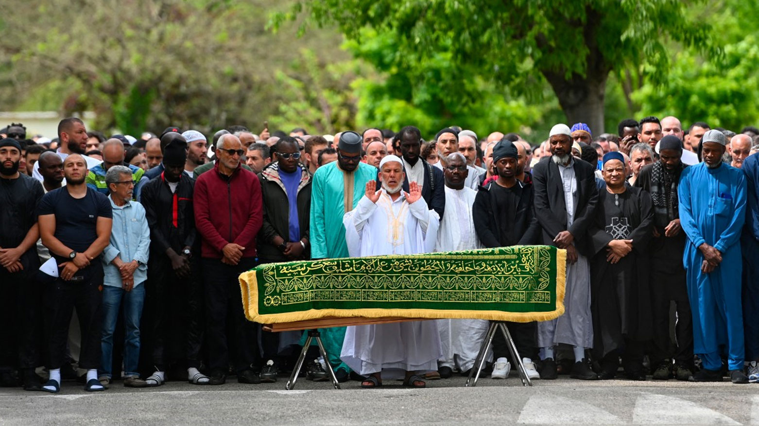 إمام مسجد خديجة، سليم التوازي (وسط)، يُصلي أمام نعش أبو بكر سيسيه (فرانس برس)