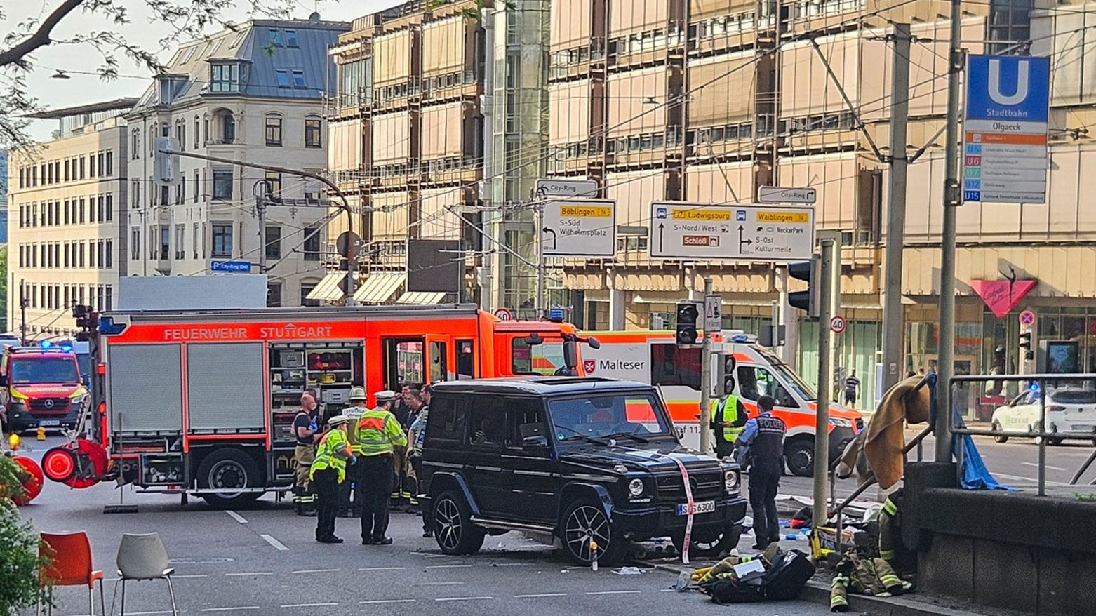 موقع حادثة اصطدام سيارة بمجموعة من الأشخاص في شتوتغارت (فرانس برس)