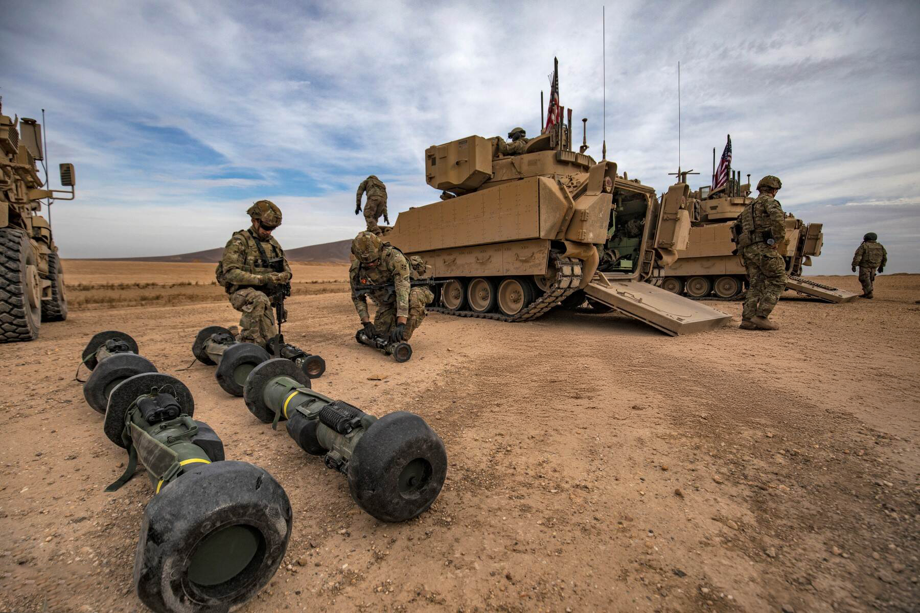 US soldiers set up missile launchers near Javelin systems and a Bradley Fighting Vehicle during a joint SDF-US coalition exercise in Deir Ezzor, Western Kurdistan, on Dec. 7, 2021. (Photo: AFP)