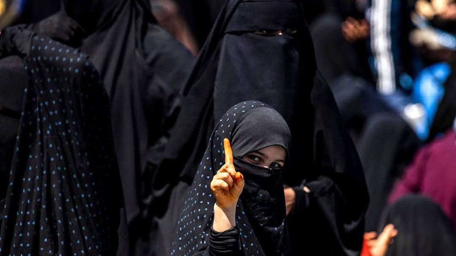 A girl gestures at the Kurdish-run al-Hol camp, which holds relatives of suspected Islamic State (IS) group fighters in the northeastern Hasakeh governorate, on Apr. 18, 2025. (Photo: AFP)