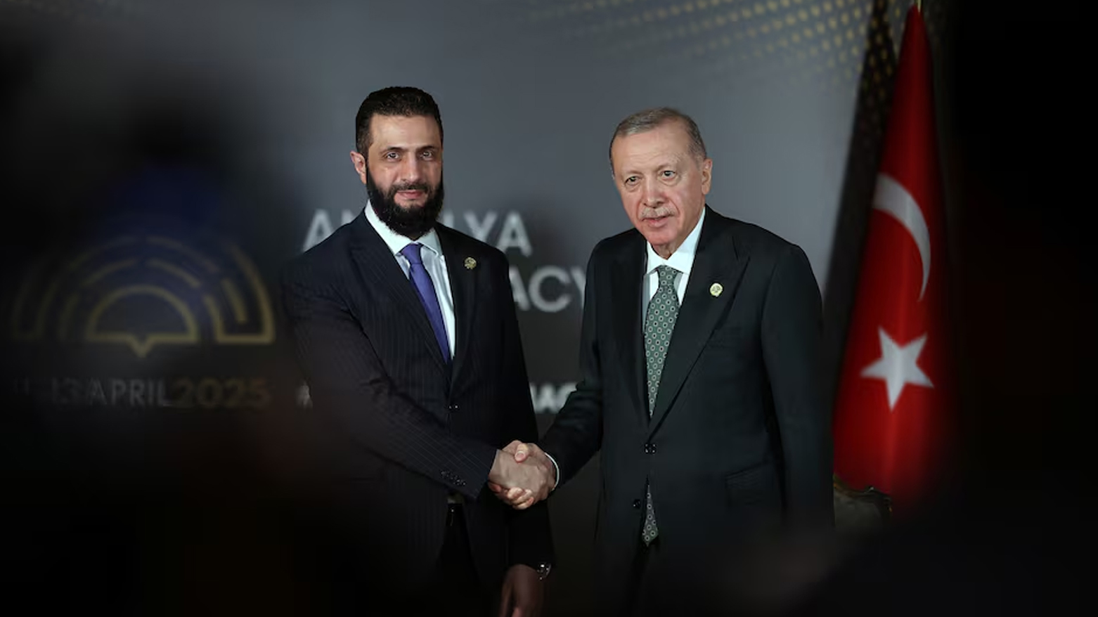 Turkey's President Recep Tayyip Erdogan shaking hands with Syria's interim President Ahmed al-Sharaa (L) during a meeting the 4th edition of the Antalya Diplomacy Forum (ADF2025) in Antalya, Apr. 11, 2025. (Photo: AFP)