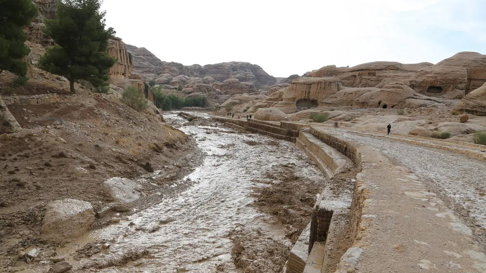 إجلاء نحو 1800 سائح حاصرتهم السيول في مدينة البتراء جنوب الأردن