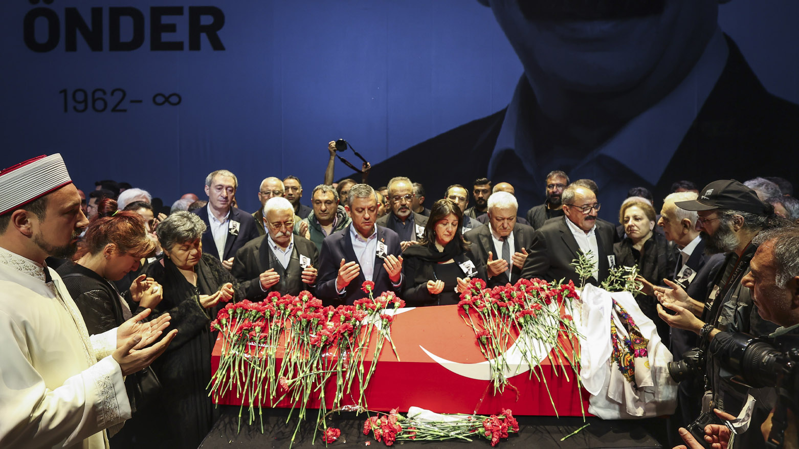 ڕێوڕەسمی ماڵئاویی لە تەرمی سری سوورەیا ئوندەر