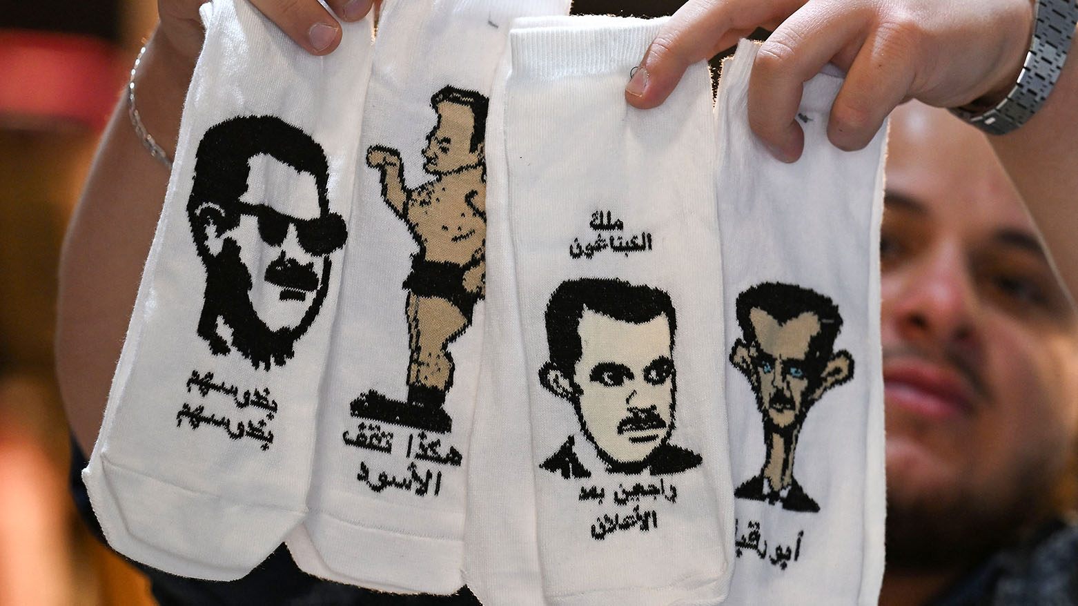 صور كاريكاتورية ساخرة عن الأسد على جوارب للبيع في دمشق