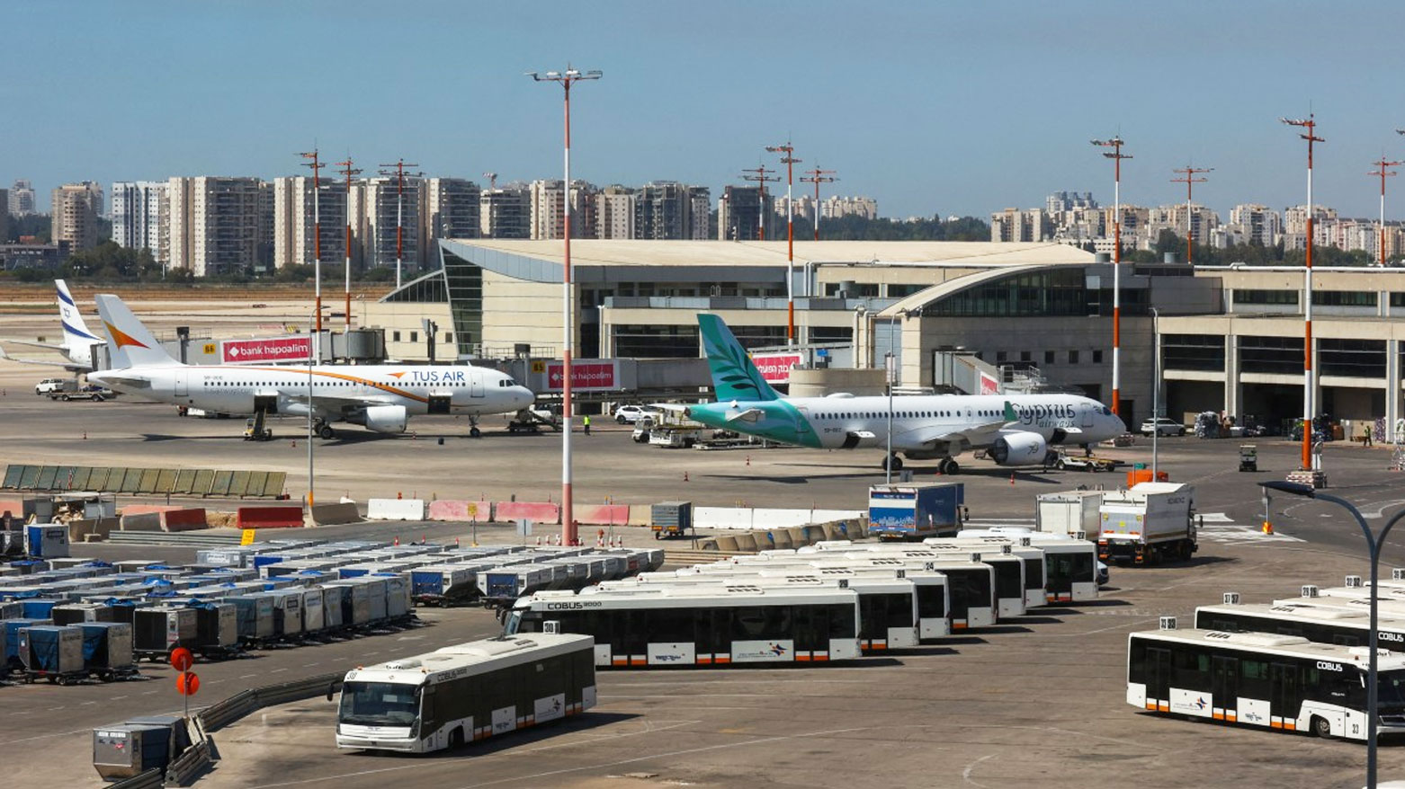 طائرتان تجاريتان تابعتان للخطوط القبرصية في مطار بن غوريون الدولي في تل أبيب (فرانس برس)