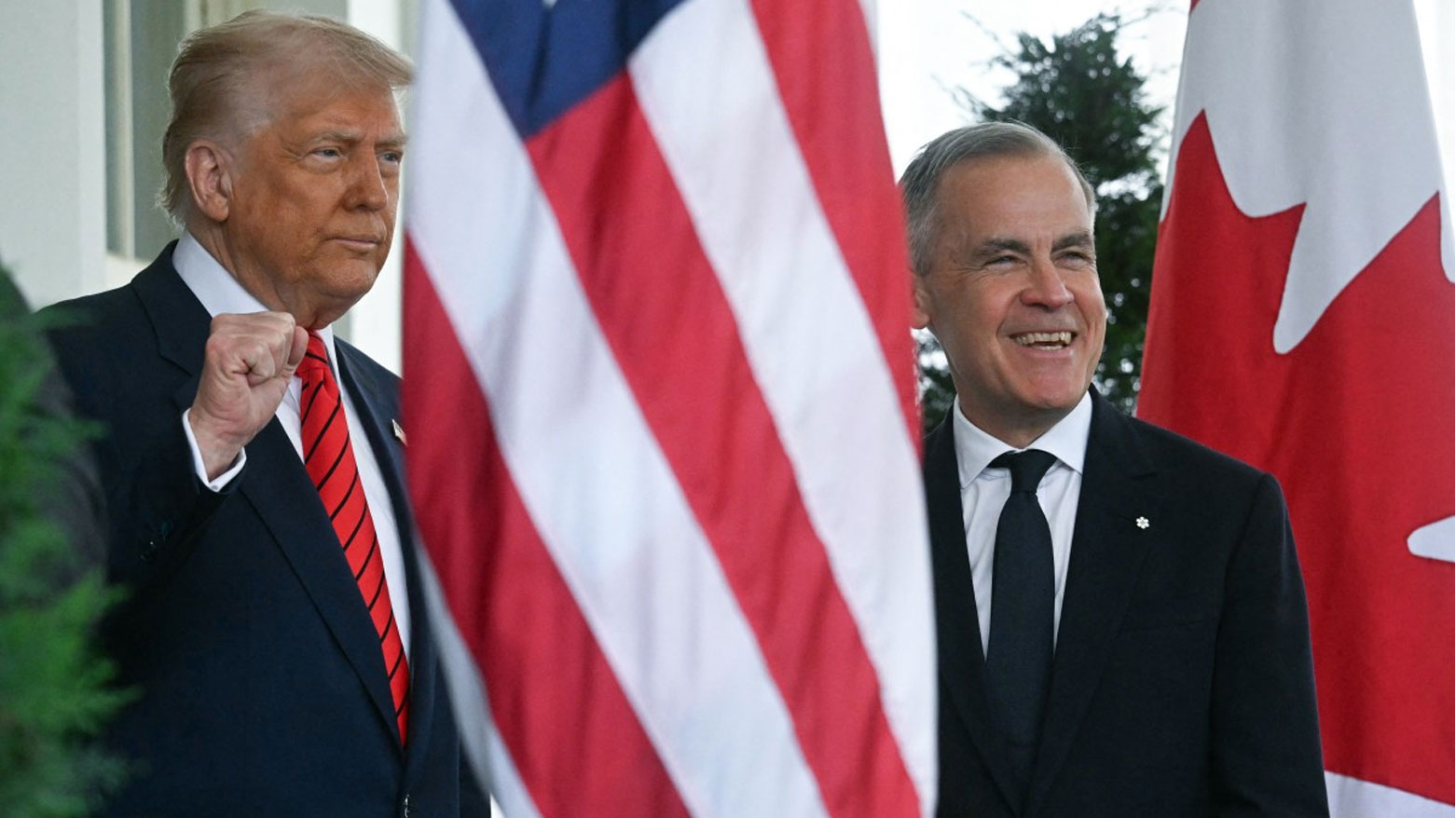 ترامب خلال استقباله رئيس الوزراء الكندي مارك كارني في البيت الأبيض (فرانس برس)