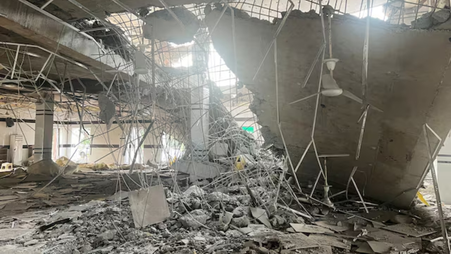 تصویری از بقایای حمله‌ی هندوستان به یکی از مساجد پاکستان