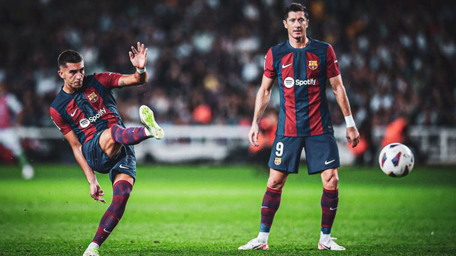 ليفاندوفسكي وتوريس خلال مباراة لبرشلونة في الدوري الإسباني (وكالات)