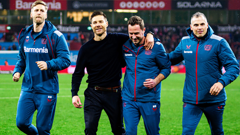 چابی ئالۆنسۆ هاوشانی 3 كەس لە ستافە هونەرییەكەی لە لیڤەركووزن