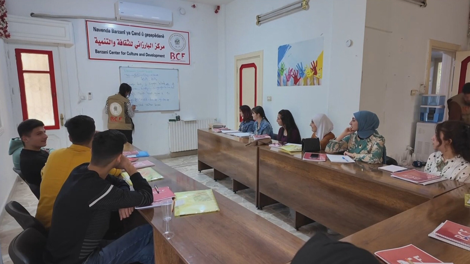 مركز بارزاني للثقافة والتنمية في عفرين يواصل تقديم دورات اللغة الكوردية ومهارات متنوعة