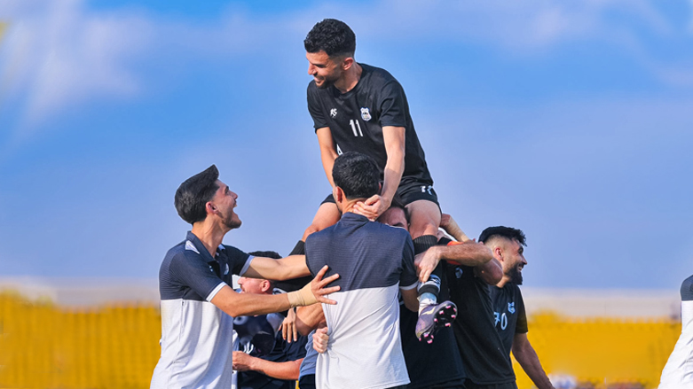 ئاهەنگی یاریزانانی هەندرێن دوای تۆماركردنی گۆڵی دووەم بەرامبەر زاخۆ. ـ یاریگەی فرەنسۆ هەریری ـ 12 ئایاری 2025 - فۆتۆ: ئەحمەد كاوانی