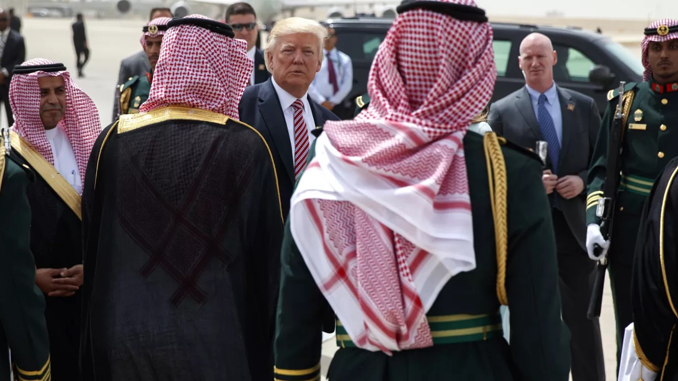 Trump bids farewell before he and first lady Melania Trump board Air Force One from Riyadh, Saudi Arabia to Tel Aviv, Israel. May 22, 2017. (Photo: AP)