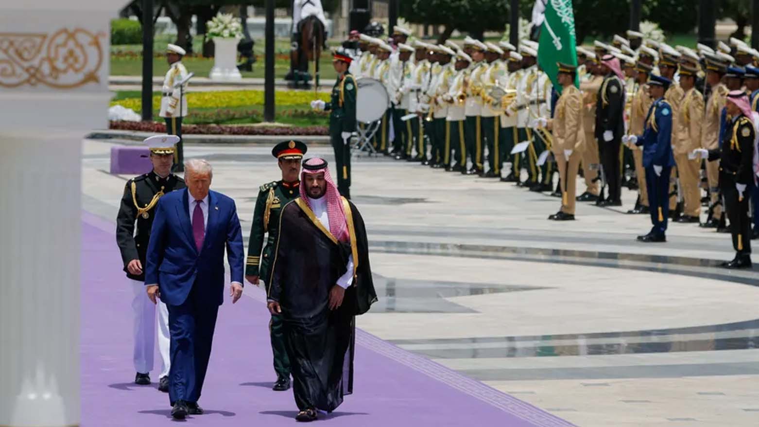 عربستان برای استقبال از ترامپ از فرش بنفش استفاده کرد