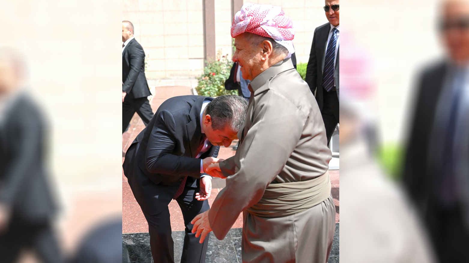 رئيس حكومة إقليم كوردستان مسرور بارزاني ينحني ليقبل يد والده الرئيس مسعود بارزاني
