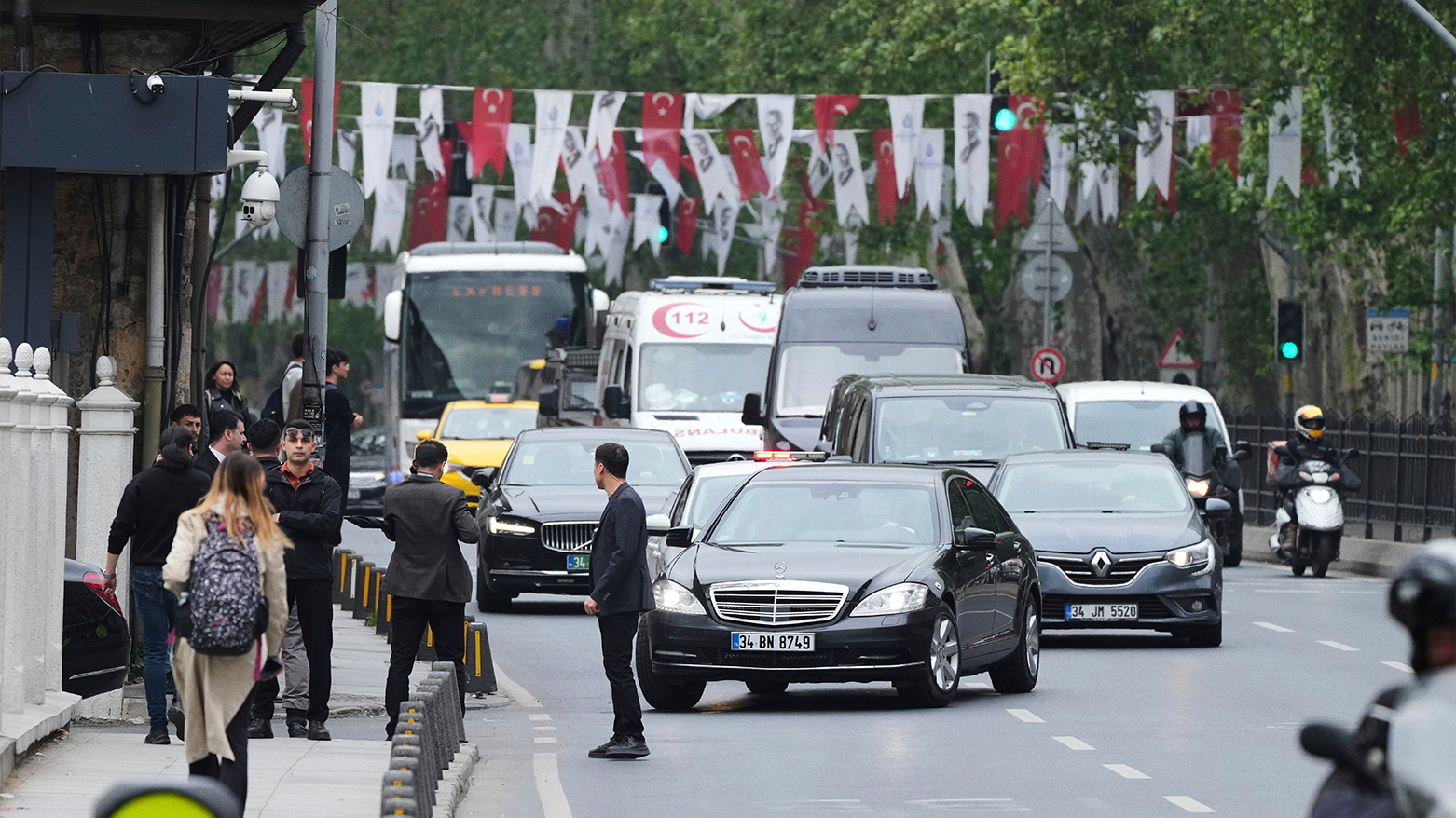 Vehicles arrive for Russia-Ukraine talks at Dolmabahçe Palace, Istanbul, May 16, 2025. (Photo: AP)