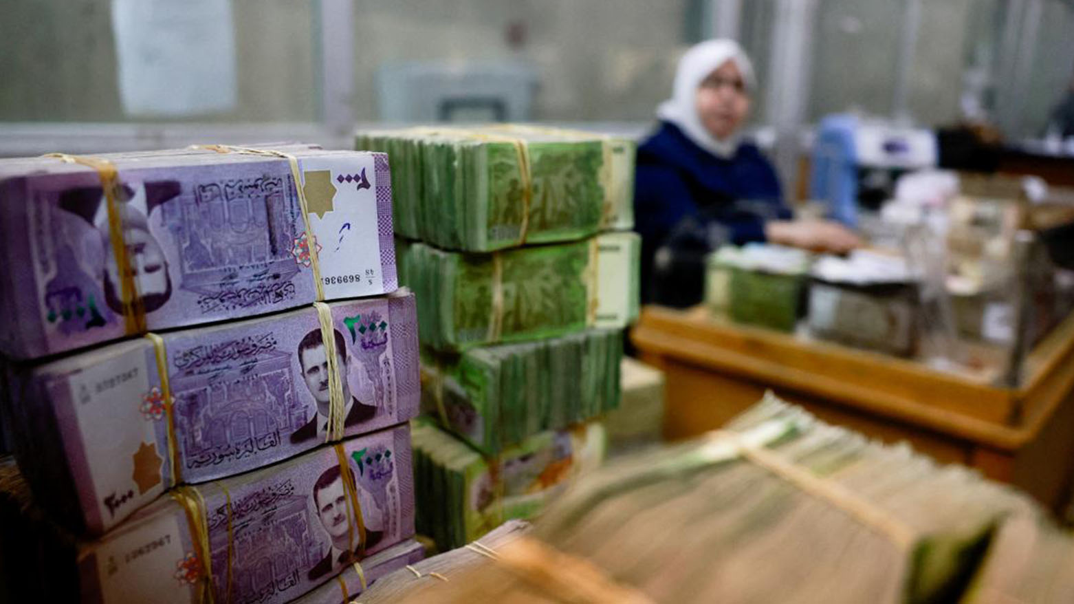 سوريا تستبدل عملتها الجديدة وتزيل صورة الأسد من الليرة