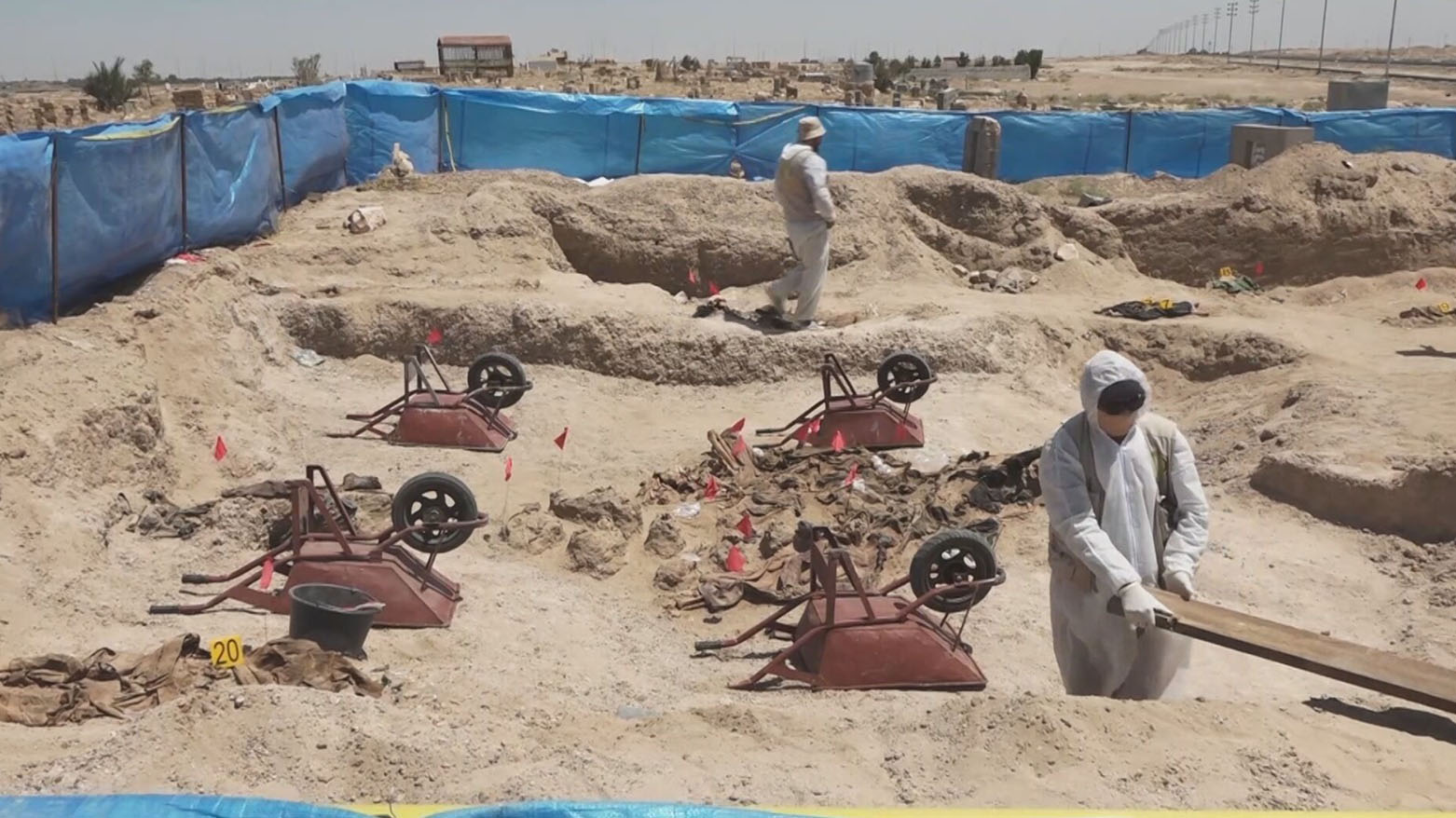 العراق يفتح مقبرة جماعية في الأنبار تعود لجرائم النظام السابق