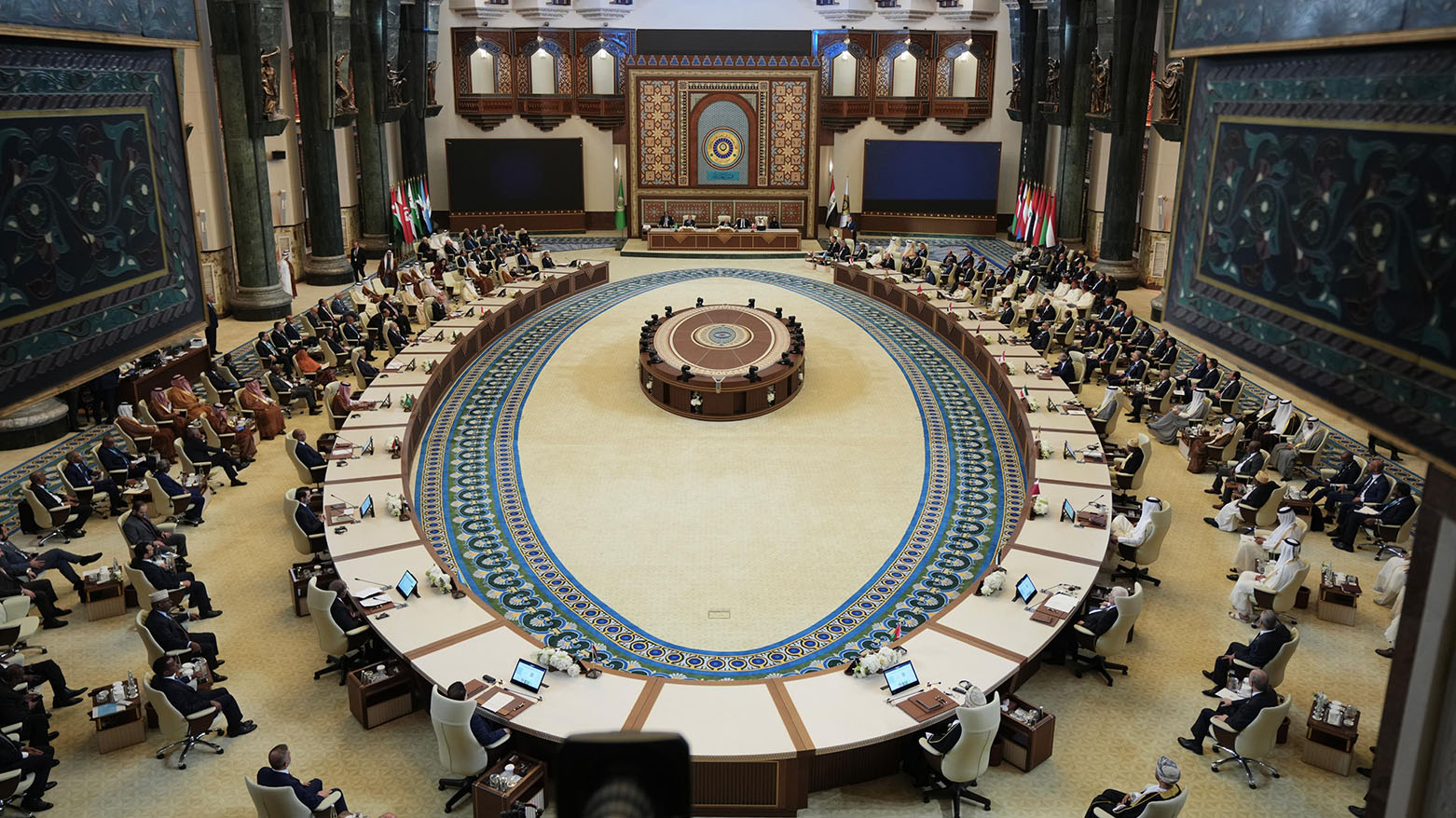 انطلاق أعمال القمة العربية في بغداد