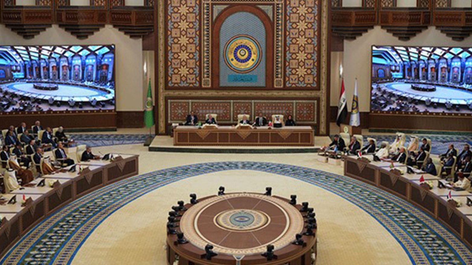 العراق يتعهّد خلال القمة العربية تقديم 40 مليون دولار لإعادة إعمار غزة ولبنان