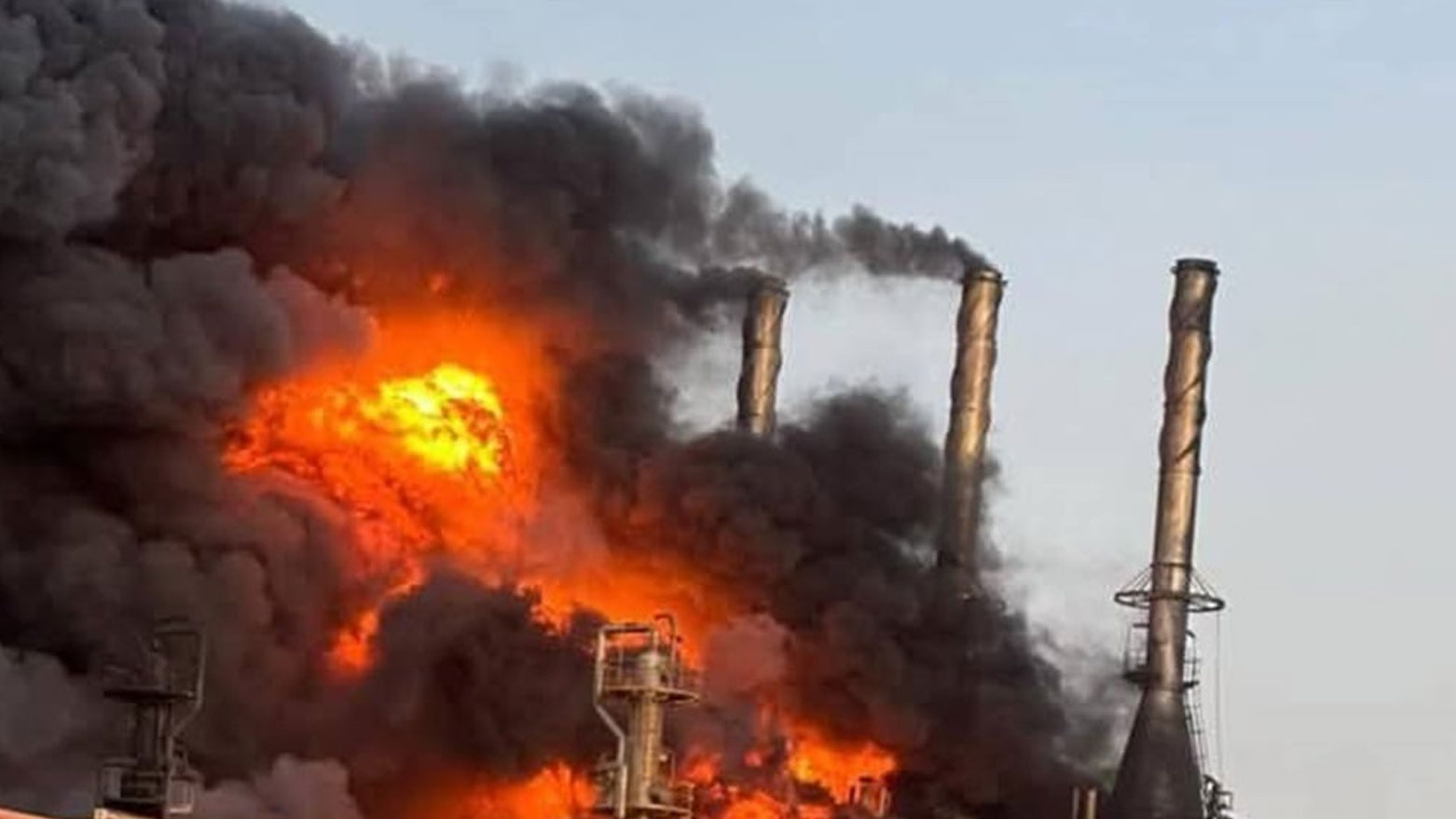 النفط الاتحادية تعلن السيطرة على حريق مصفاة بيجي