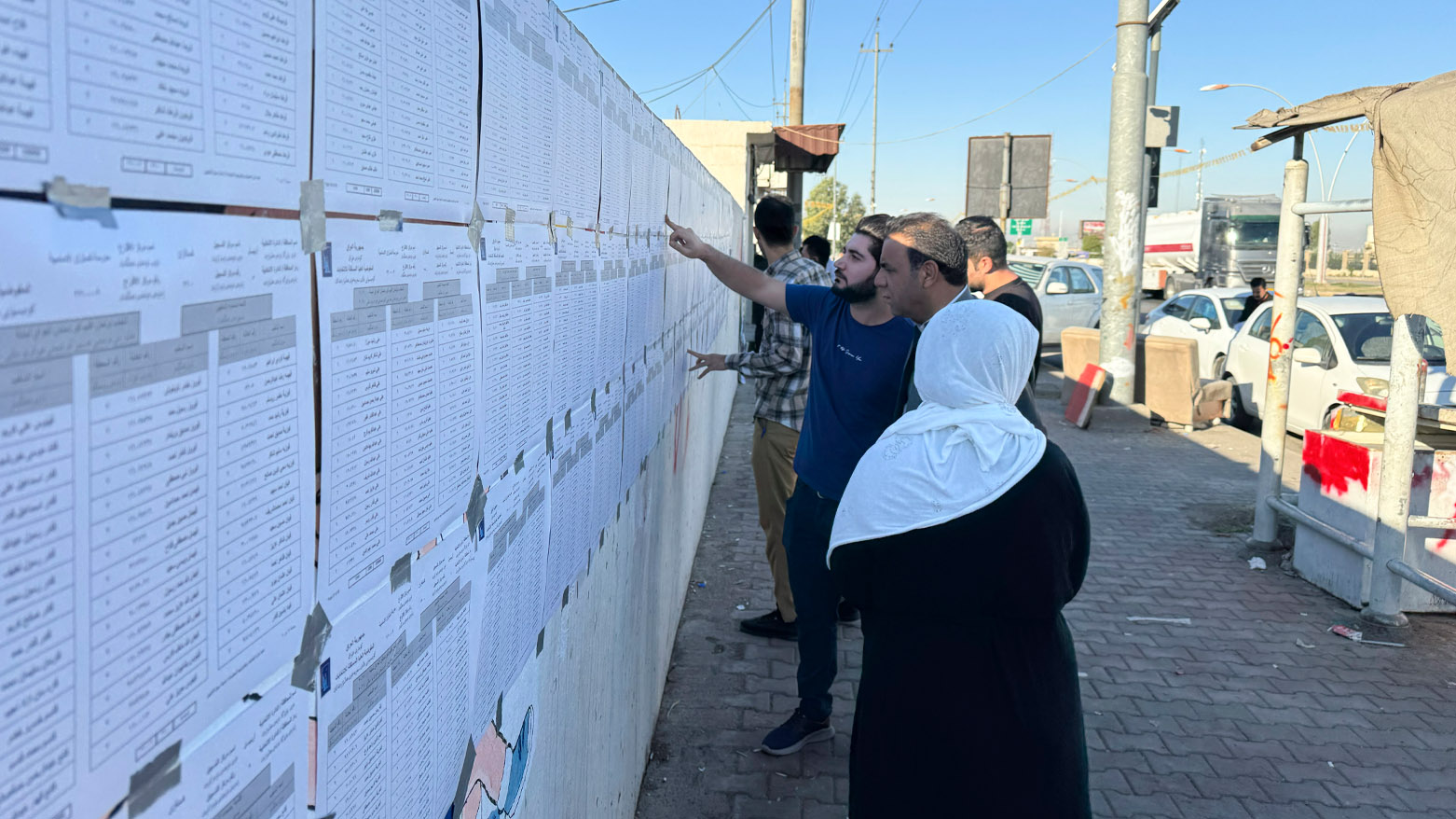 ژمارەیەک هاووڵاتی لە پێش وێستگەیەکی دەنگدان