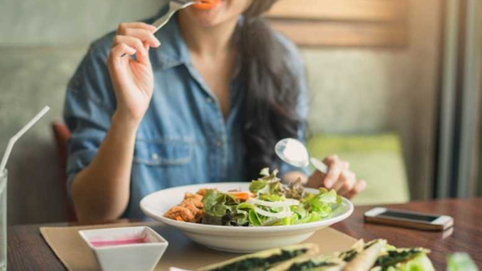 3 نصائح لتناول الطعام ببطء.. والسيطرة على وزنك