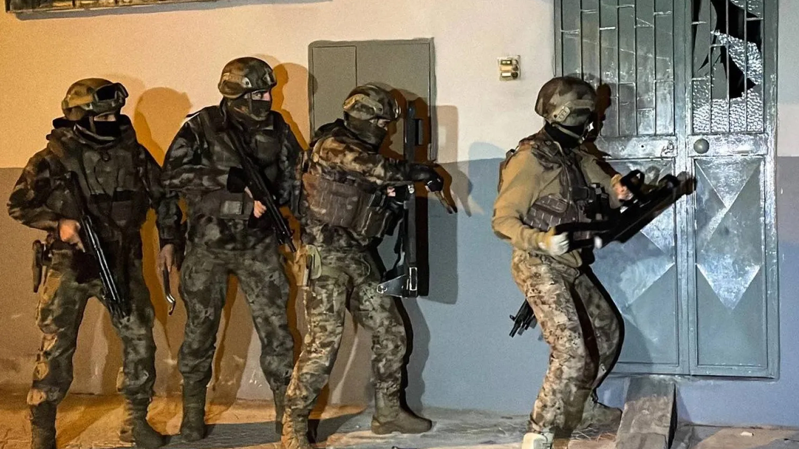 Turkish counter-terrorism forces raid a house housing ISIS members. (Photo:Turkish Interior Ministry)