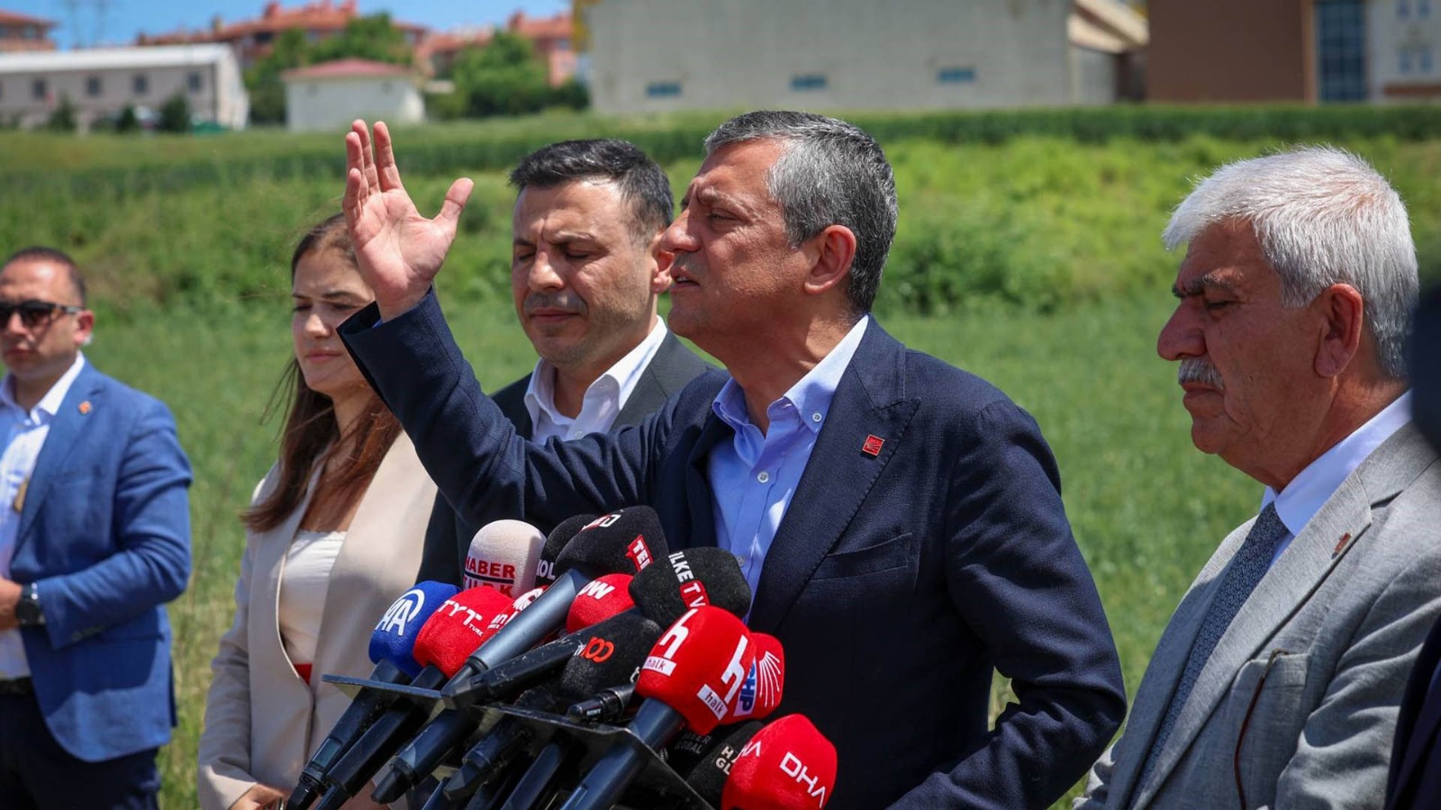 Özgür Özel, leader of the main opposition Republican People's Party (CHP) talking to a press conference. (Photo: Asharq al-Awsat)