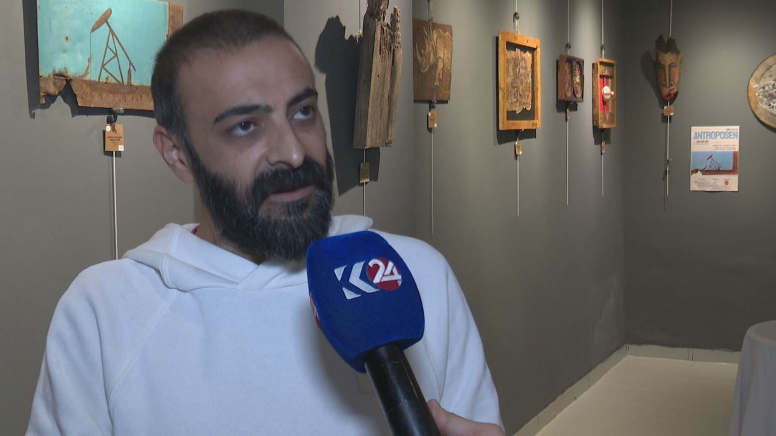 معرض "الأنثروبوسين" للنحات الكوردي بستامي إيغي: فن يُعيد الحياة لما نرميه
