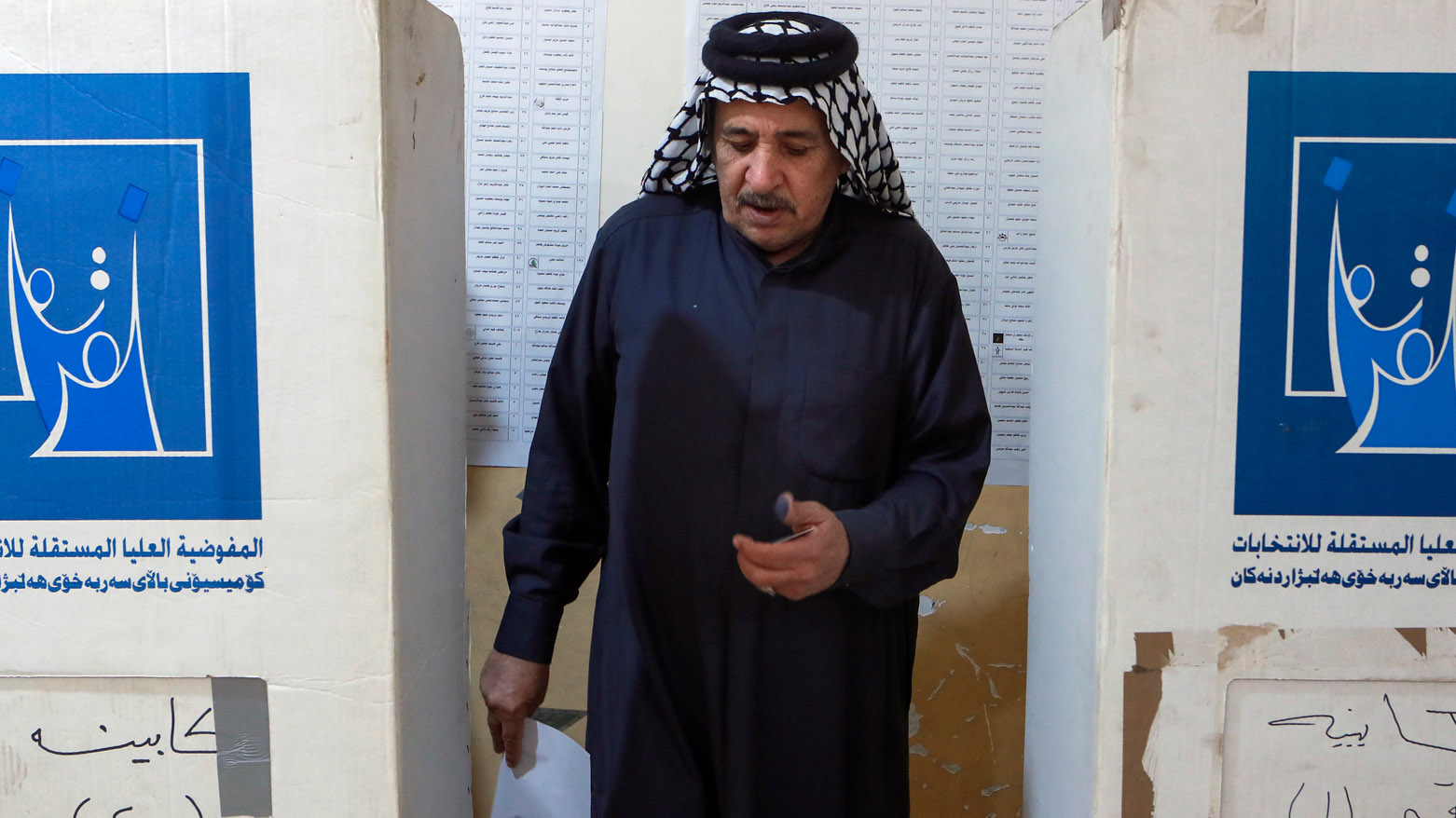 هاووڵاتییەکی عێراقی لە کاتی دەنگدان