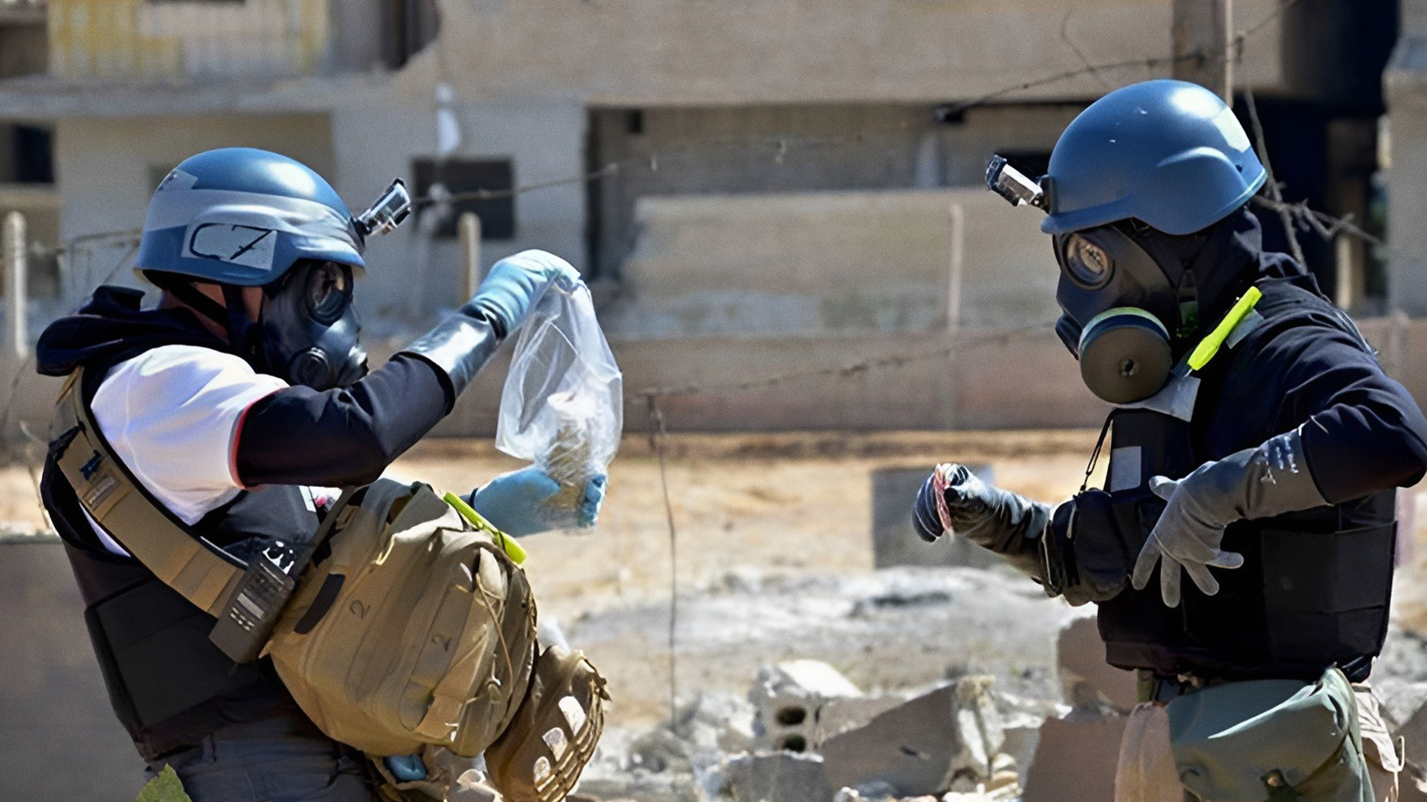 UN investigators collect samples near alleged chemical attack site in Syria, Aug. 28, 2013. (Photo: AP)