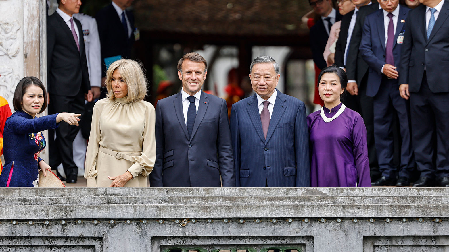 ضجة بشأن فيديو لماكرون لدى وصوله إلى هانوي "بدا كمن يتلقى صفعة من زوجته"