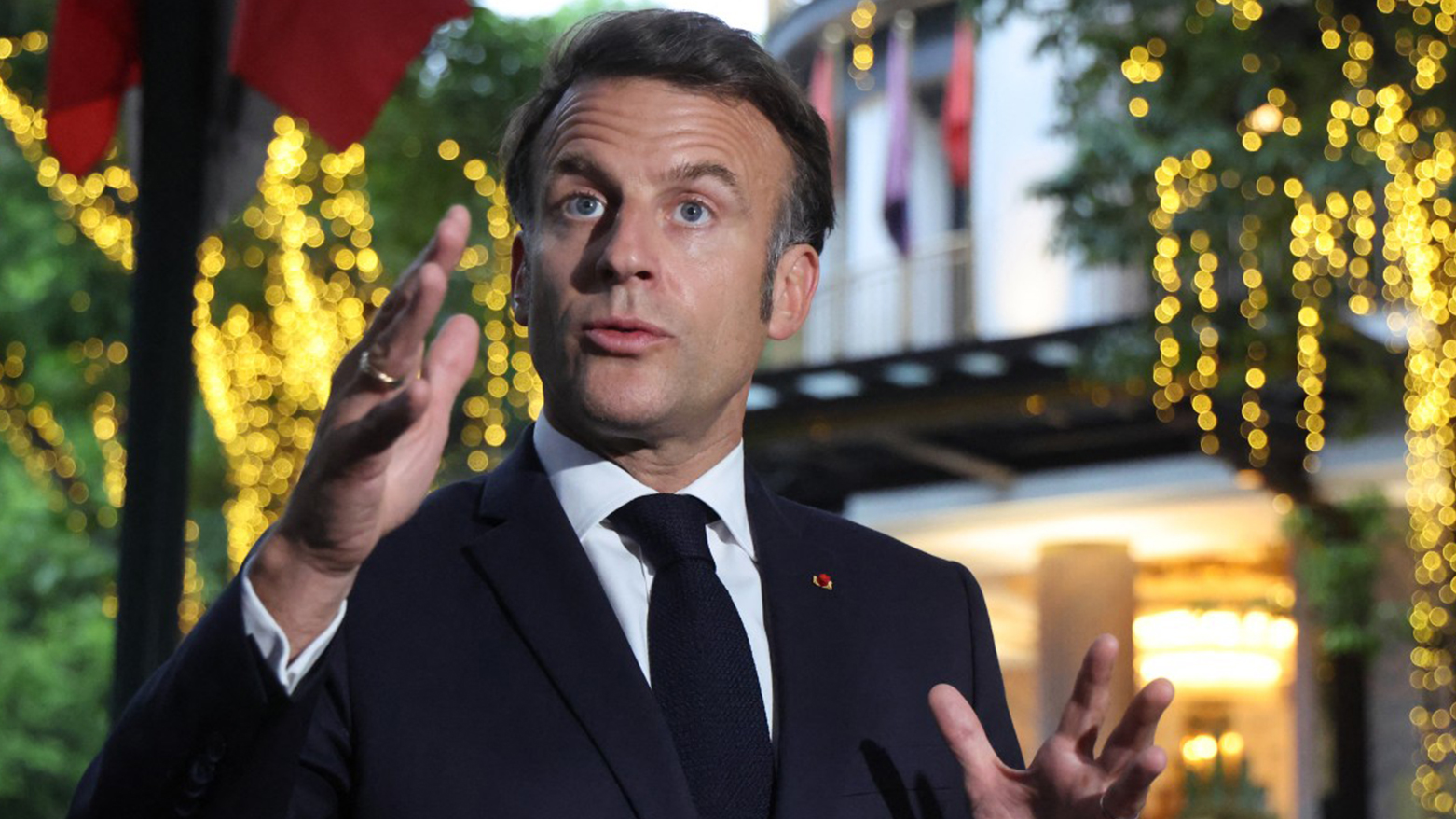 ماكرون ينفي شجاراً مع زوجته بعد لقطة "سريعة" أثارت جدلاً على الإنترنت