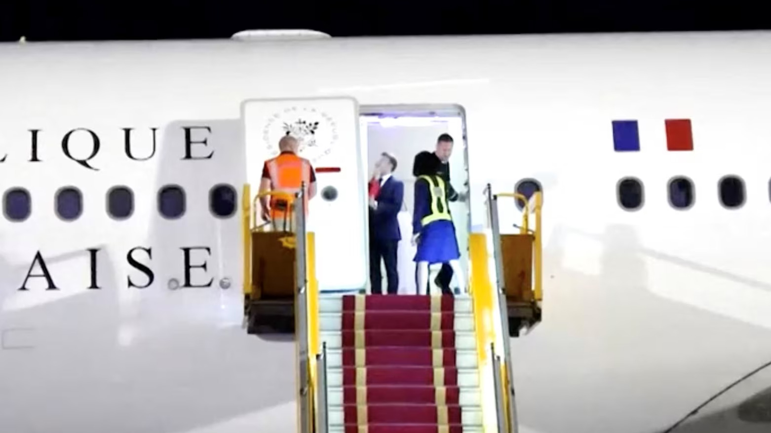 ماکرۆن ڕوونکردنەوە لەبارەی شەقەزللەکەی هاوژینی دەدات