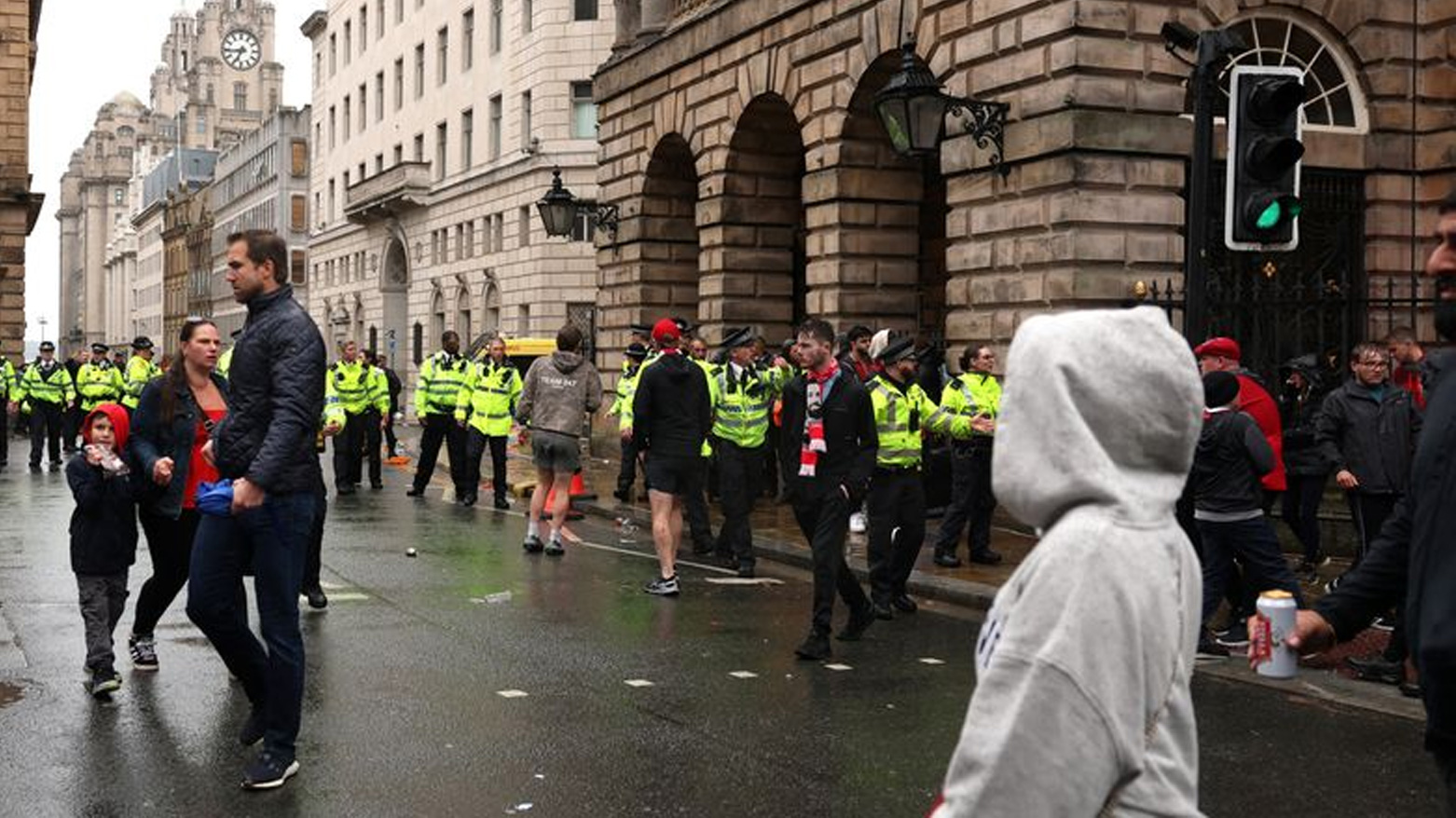 Liverpool'da bir araç kalabalığın arasına daldı